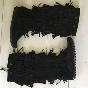 Minnetonka 5-Layer Fringe Boots